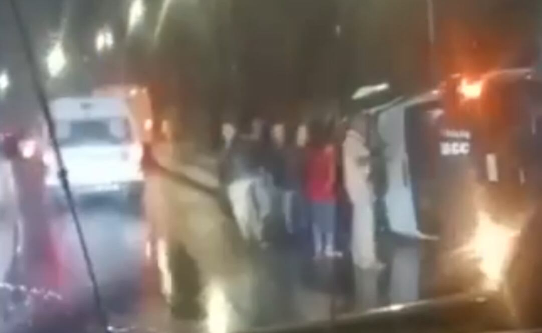 Volcadura transporte público en la GAM. Foto: Especial