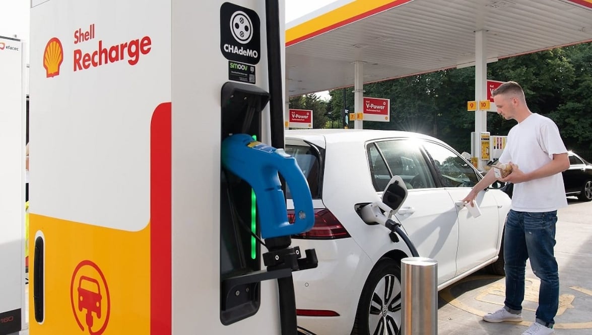 Shell pasará de suministrar gasolina a electricidad