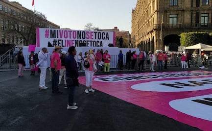 "No somos narcos, somos ciudadanos", gritan en Palacio Nacional blindado con vallas