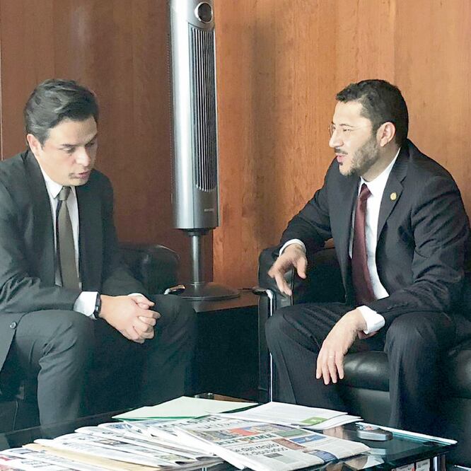 El subsecretario de Gobierno de la Secretaría de Gobernación, Zoé Robledo, entregó la iniciativa al líder del Senado, Martí Batres. Foto: TOMADA DE TWITTER