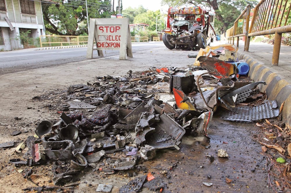 Tragedia. Lugar del accidente entre un autobús y un transporte de pasajeros en La Unión, Filipinas, donde al menos 20 personas murieron y otras 28 resultaron heridas ayer, que fue día de Navidad. 
