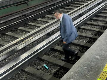 Metro exhorta a usuarios a evitar caída de objetos a las vías; este martes retiraron 3 artículos en 2 líneas