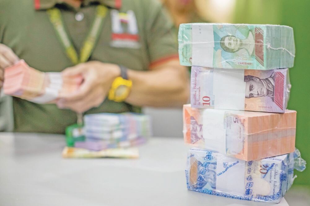 Trabajadores del Banco de las Fuerzas Armadas Bolivarianas, en Caracas, organizan los nuevos billetes que entraron en circulación ayer en Venezuela. Foto: MIGUEL GUTIÉRREZ. EFE