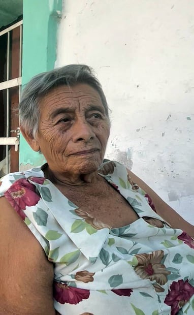Doña Juanita atesora y comparte con orgullo el legado cultural de su pueblo y su familia. Foto: Arieh G. Apac.