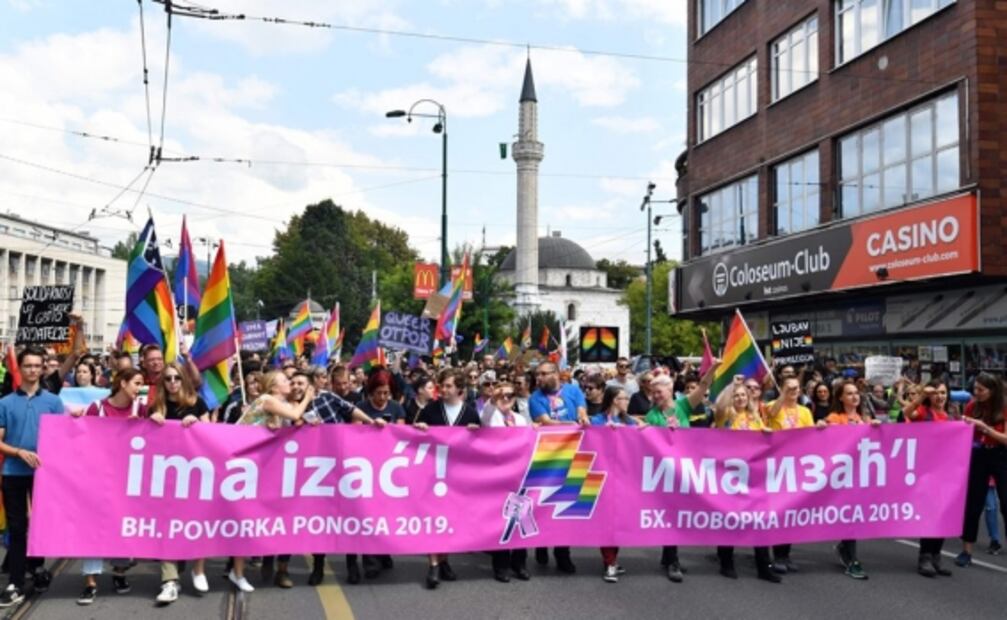 Más de 2 mil personas participan en primera marcha del Orgullo Gay en Sarajevo