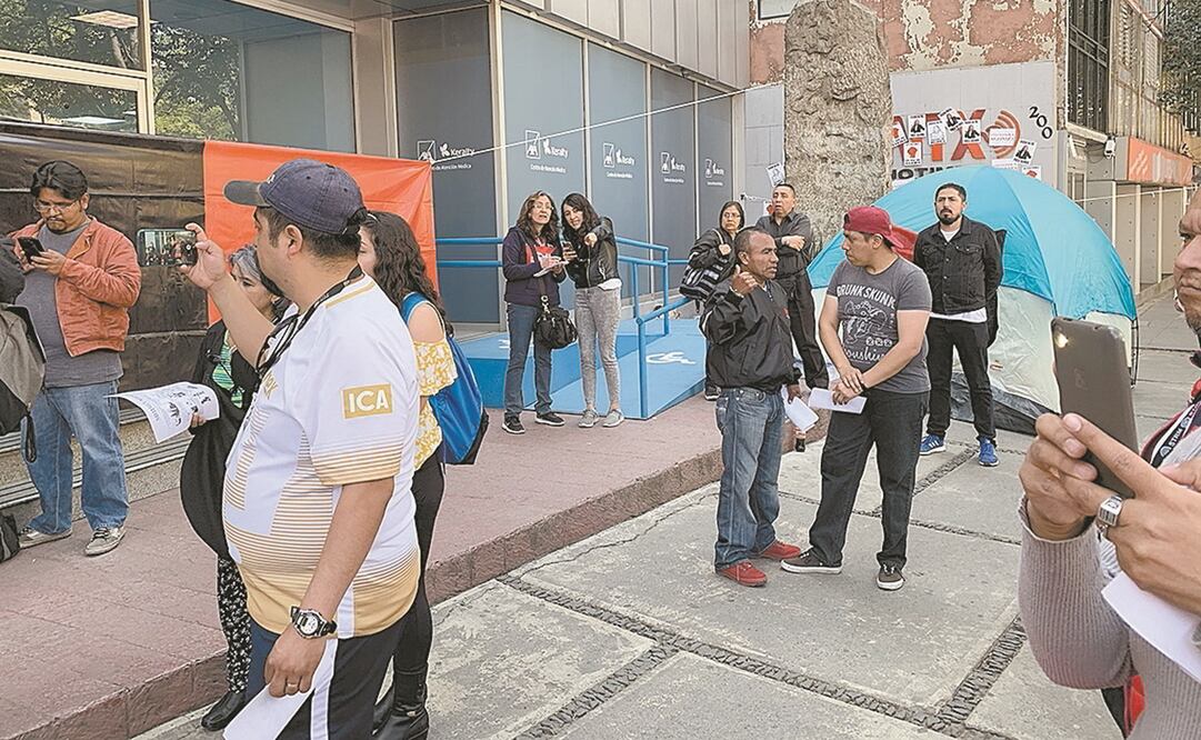 Un grupo de inconformes colocaron mantas y bloquearon la entrada a la agencia Notimex. Foto: ANTONIO DÍAZ. EL UNIVERSAL