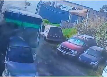 VIDEO Transporte de personal se queda sin frenos en Tonalá y causa aparatoso choque; hay 13 personas heridas