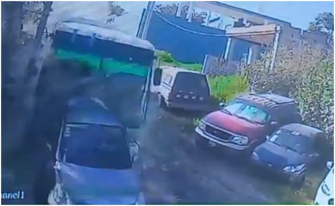 Un camión de transporte de personal se queda sin frenos en Tonalá, Jalisco e impacta a varios automóviles estacionados. Foto: Captura de video