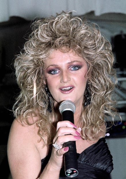La música británica Bonnie Tyler actúa durante la presentación de la primera colección de relojes Balmain el 10 de marzo de 1987 en la Fundación Rothschild de París.
Foto de PIERRE GUILLAUD / AFP.