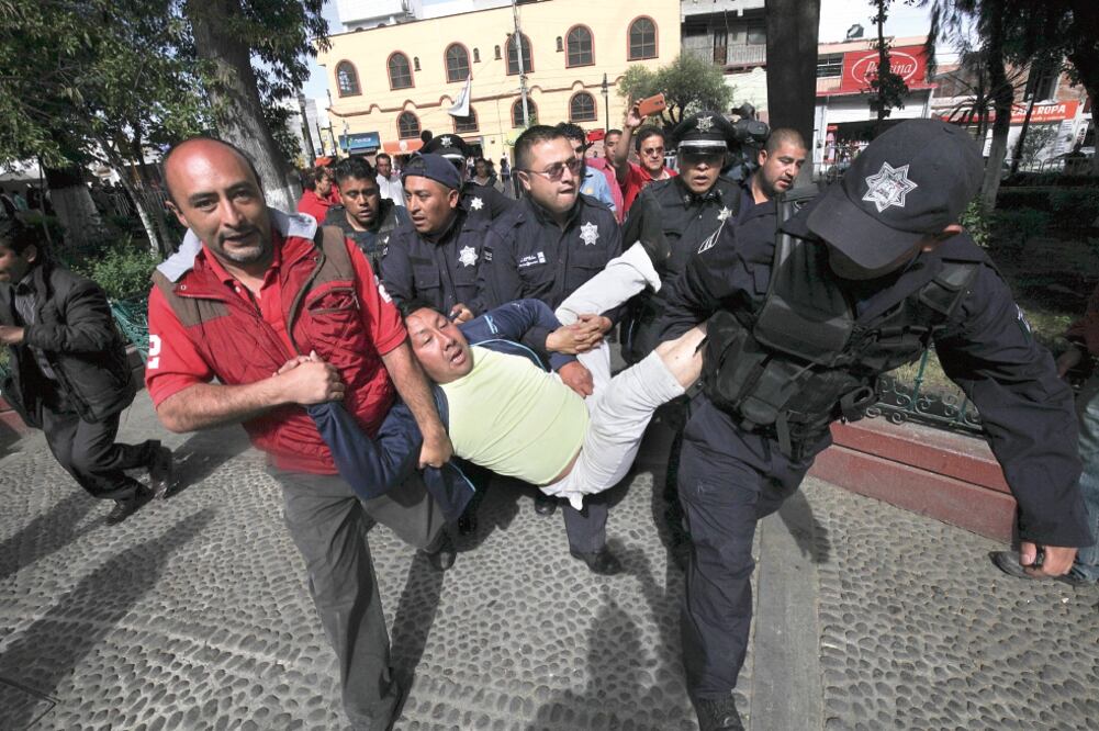 Pobladores de la comunidad de San Antonio Acahualco fueron desalojados mientras protestaban frente al palacio municipal. (JORGE ALVARADO. EL UNIVERSAL)