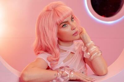 Los calentadores peludos de Belinda que elevan su outfit rosa