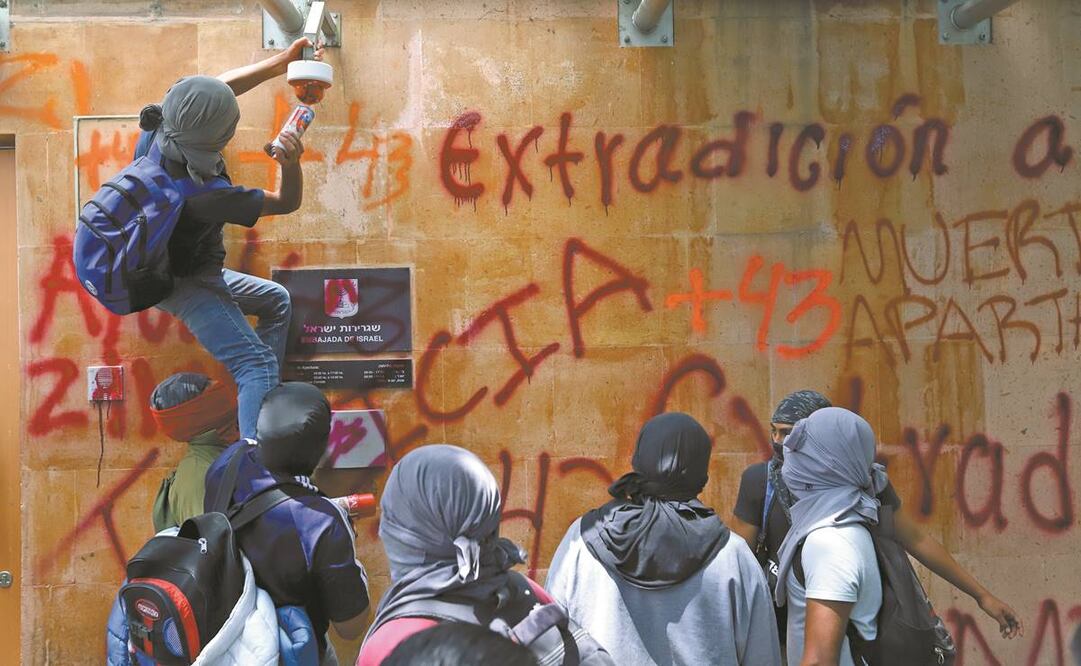En la sede de la Embajada de Israel, estudiantes se manifestaron por la desaparición de los 43 normalistas y destruyeron las cámaras de seguridad. Foto: Berenice Fregoso/ EL UNIVERSAL 