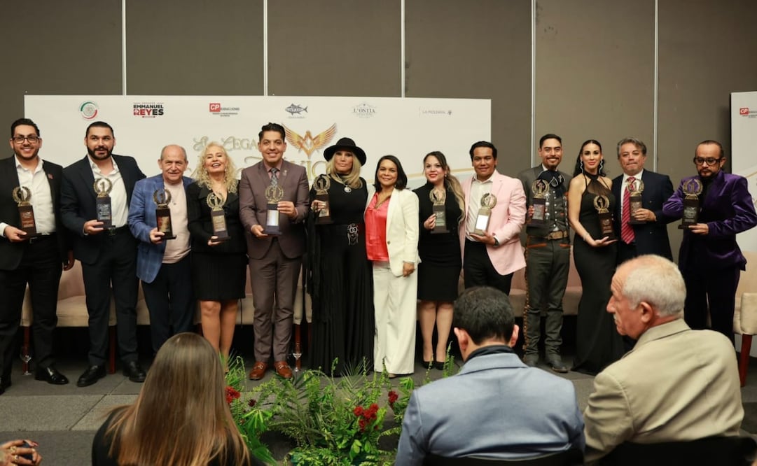 Los premiados fueron las productoras Carla Estrada y Claudia Alejandra Peña Yrizarri; el comediante Jorge Falcón; César Gutiérrez Sánchez, coordinador del Corredor Económico del Bienestar de Querétaro; la cantante y actriz Laura León “La Tesorito”, César Peimbert, maestro de Feng Shui; el cantante Saúl Alarcón Ruiz, “El Jaguar”; el compositor Emmanuel Miranda Sánchez; al artista César Menchaca; los comediantes Germán y Freddy Ortega “Los Mascabrothers”, y la actriz Ofelia Puig. Foto: especial