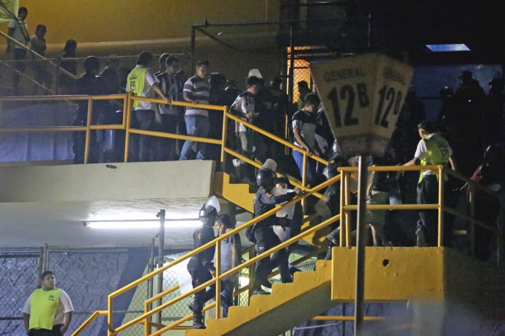 Los aficionados del Monterrey fueron revisados en el Universitario. (IMAGO7)