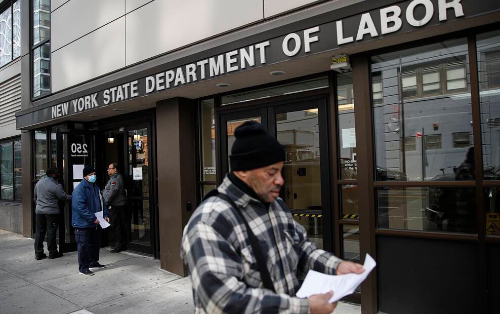 El desempleo entre mujeres fue del 3.8 %, mientras que entre los hispanos se mantuvo sin grandes cambios en el 5.3 %. Foto: AP
