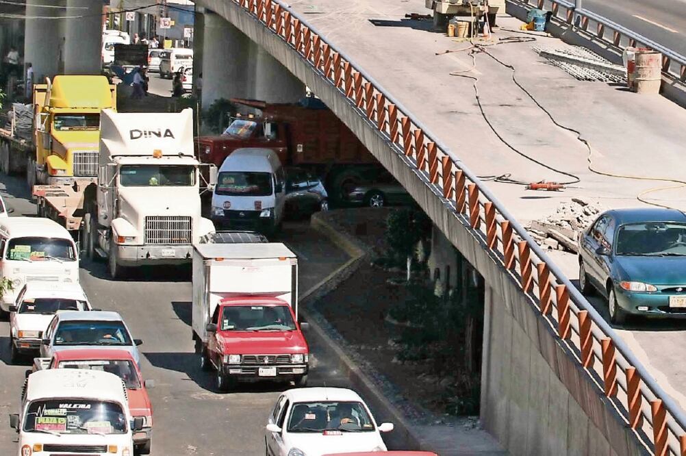A partir de hoy, los conductores cuyas unidades contaminen serán sancionados con multas de entre 20 y 40 días de salario mínimo (ARCHIVO EL UNIVERSAL)