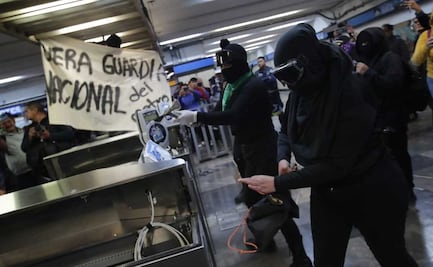 Colectivos de mujeres protestan en el Metro Bellas Artes con destrozos a torniquetes