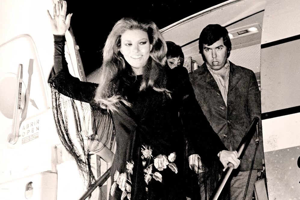 Arribo de Raquel Welch a México desde Nueva York en febrero de 1970. No se planeó la llegada de tantos reporteros y fanáticos, por lo que Welch comentó después que se molestó por ese movimiento en su itinerario. Foto: Archivo EL UNIVERSAL/ESPECIAL.