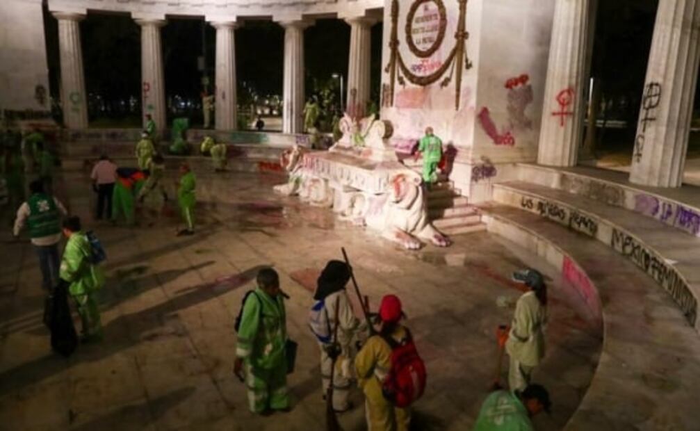 Limpian Hemiciclo a Juárez tras marcha feminista