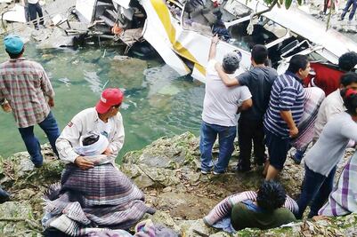Sube a 22 la cifra de muertos por camionazo en Atoyac