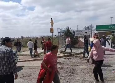 Grupo de choque se enfrenta con manifestantes en Mineral de la Reforma, Hidalgo