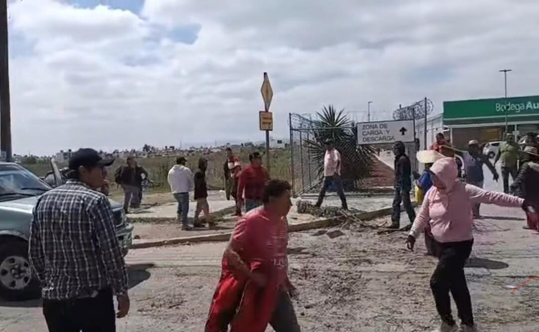 Grupo de choque se enfrenta con manifestantes en Mineral de la Reforma, Hidalgo (02/10/2025). Foto: Especial