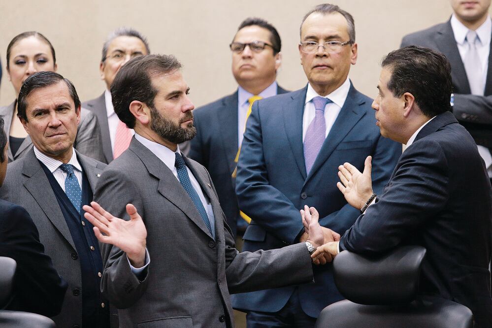 El consejero presidente del INE, Lorenzo Córdova, señala que la información en la página de internet coincide con el padrón entregado a Convergencia en 2010 (LUIS CORTÉS. EL UNIVERSAL)