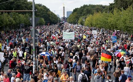 Policía de Berlín ordena disolver marcha contra restricciones por Covid