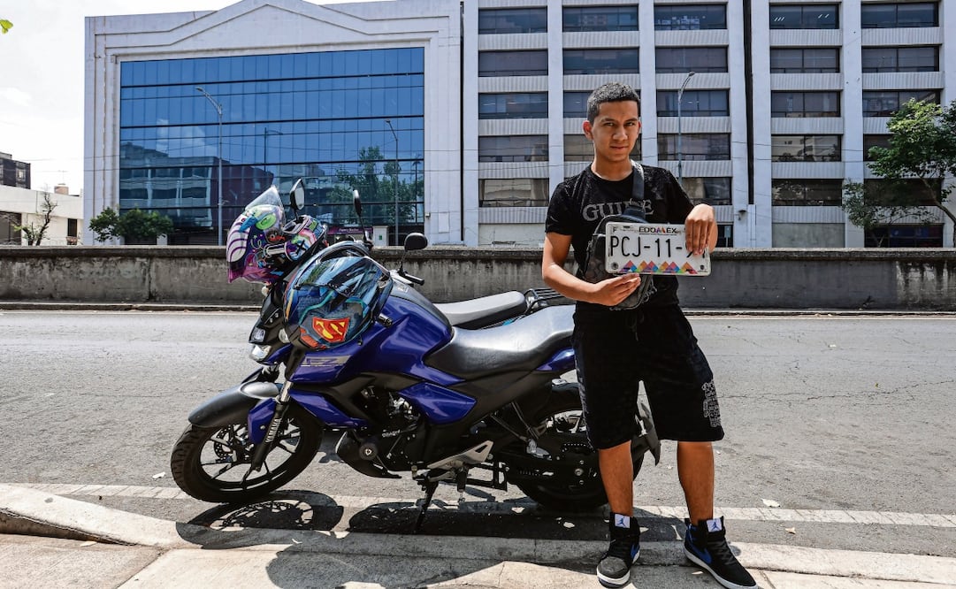 Job contó que le retiraron la placa porque la tierra ensució los números y pagó 300 pesos de infracción. (28/03/2025) Foto: Gabriel Pano | El Universal