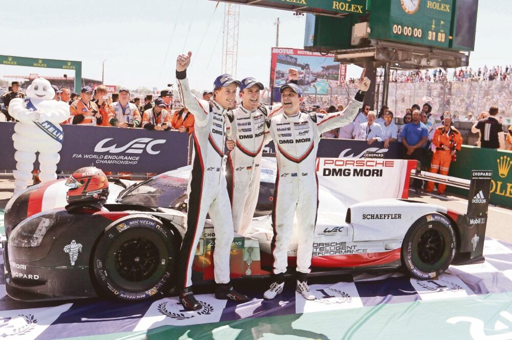 El alemán Timo Bernhard y los neozelandeses Brendon Hartley y Earl Bamber aprovecharon abandonos (EDDY LEMAISTRE. EFE)