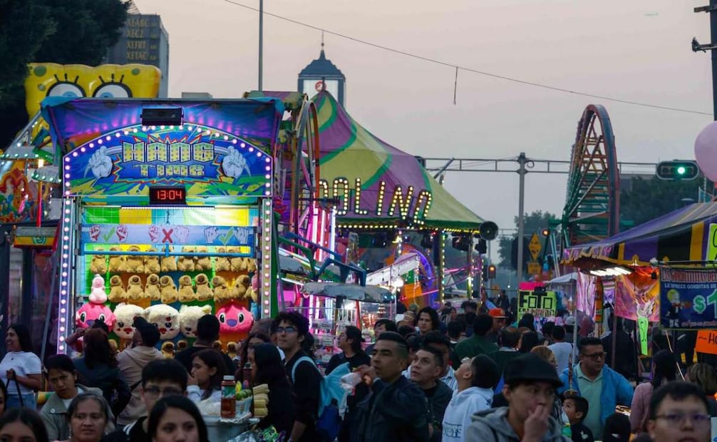 Decenas de personas en la feria frente a la Alameda (05/01/2026). Foto: Diego Simón / EL UNIVERSAL