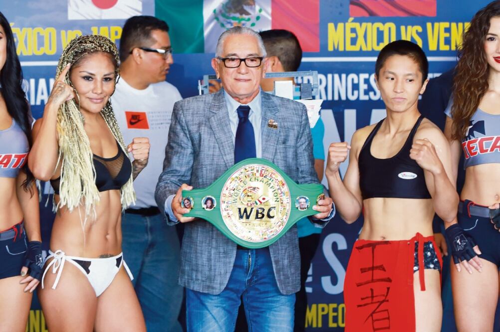 Mariana Juárez (izq.) pelea contra la japonesa Terumi Nuki en peso gallo; la función será en la Arena Ciudad de México. (ELOISA SÁNCHEZ. IMAGO7)