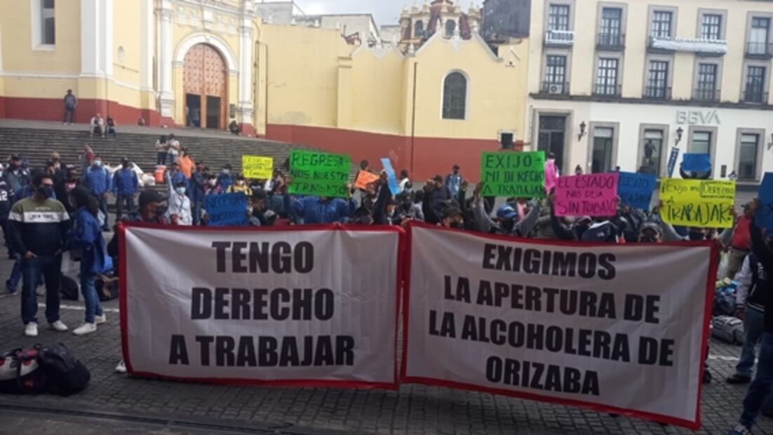 Trabajadores protestan por cierre de fábrica en Veracruz
