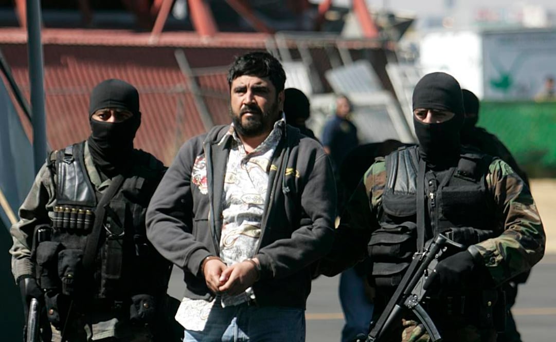 Miembros del Ejército mexicano escoltan en el aeropuerto de la Ciudad de México, a Alfredo Beltrán Leyva, alias 'El Mochomo', el 21 de enero de 2008 (Foto: AP)