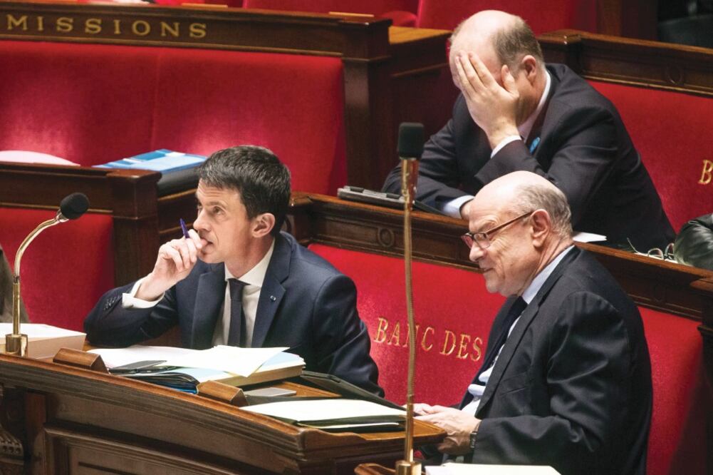 El primer ministro de Francia, Manuel Valls, en la sesión del Parlamento parisino en la que se debatió el proyecto de reforma constitucional (ETIENNE LAURENT. EFE)