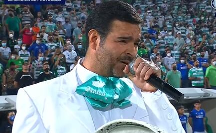 Pablo Montero se equivoca en el Himno Nacional en Final Santos vs Cruz Azul