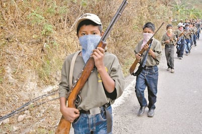 Niños, de entre 6 y 15 años, armados para defenderse contra Los Ardillos