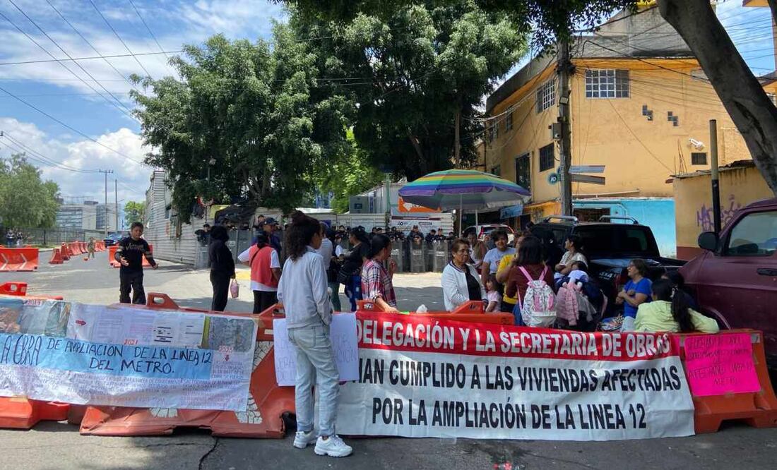 Vecinos se manifiestan en cruce de Av. Central y Calle Cinco por daños a viviendas por ampliación de L12 (14/07/2025). Foto:  Juan Carlos Williams / EL UNIVERSAL