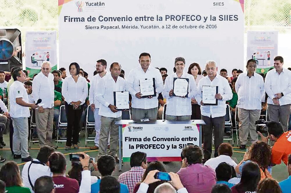 Lo que queremos es que la juventud genere conocimiento a través de su talento y de las herramientas que van adquiriendo, dijo el gobernador Rolando (CORTESÍA GOBIERNO DE YUCATÁNZapata)