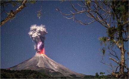 Mexicano recibe premio por capturar erupción de volcán en Colima