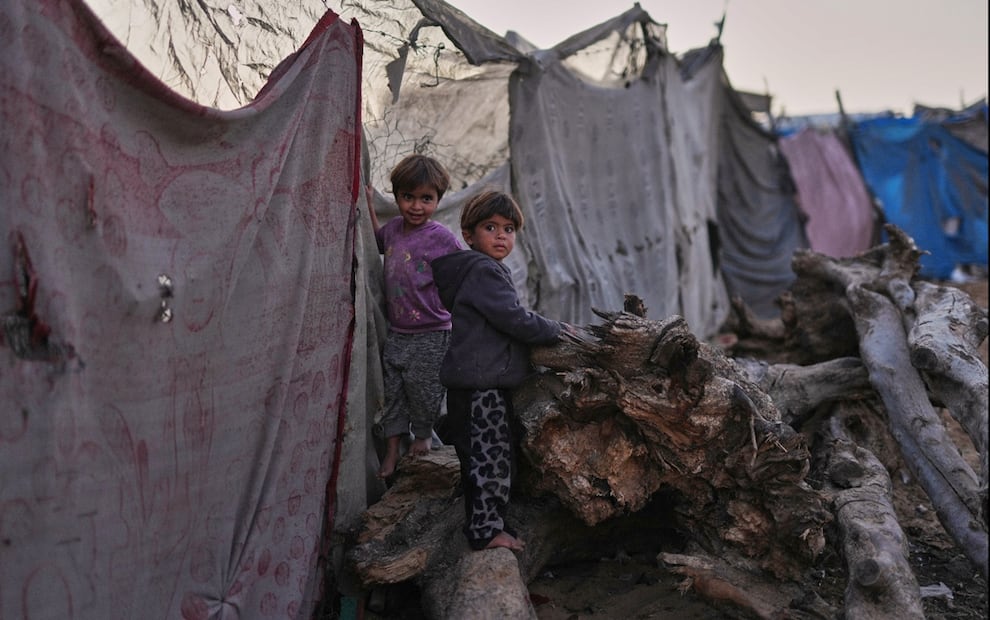 Niños palestinos juegan en un campamento improvisado para desplazados en Zawayda, en el centro de la Franja de Gaza, el martes 18 de noviembre de 2025. Foto AP