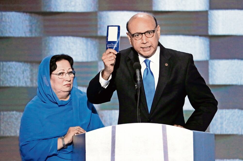 Los padres del soldado Humayun Khan, quien murió en Irak en combate, dijeron que Trump no conoce la Constitución y nunca ha sacrificado nada (ARCHIVO. AP)