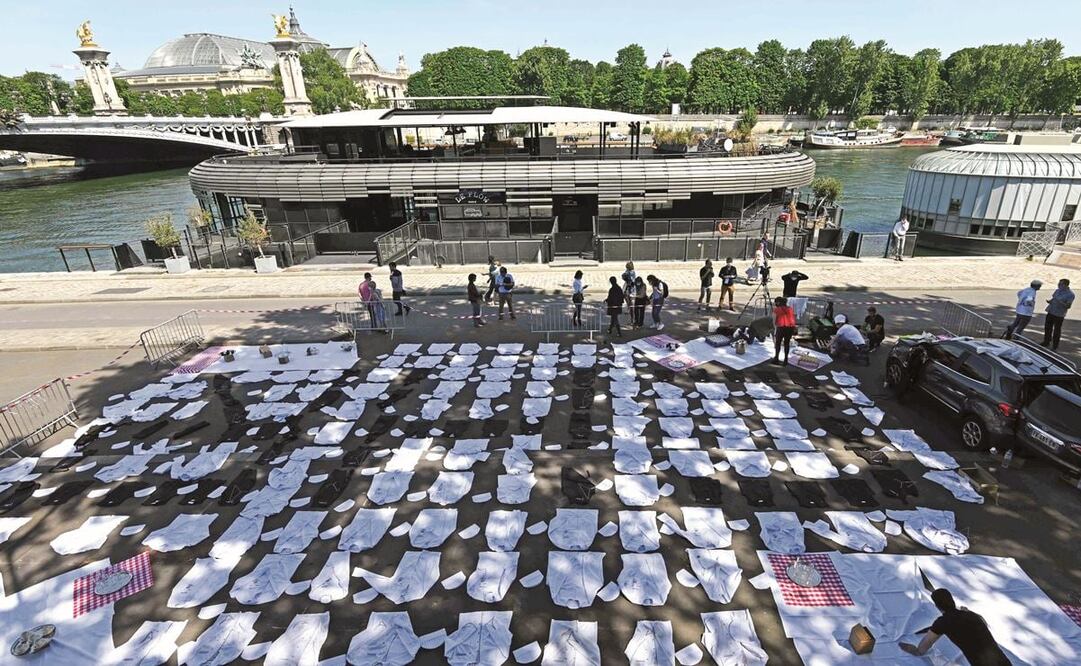 Decenas de batas de cocina y otros enseres de restaurantes fueron colocados cerca del río Sena, en París, como parte de una manifestación del sector contralas medidas decretadas por el gobierno contra el coronavirus. Miles de personsas se han quedado sin 