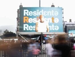 El Zócalo capitalino vibra con rap femenino, banderas palestinas y entusiasmo a la espera de Residente