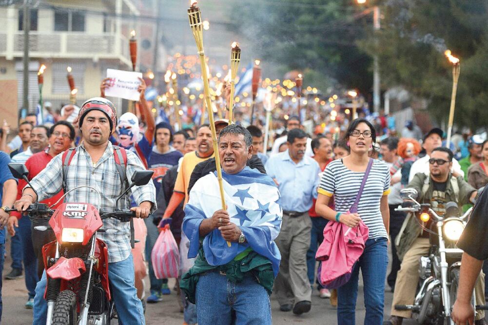 Las marchas de antorchas en manos de miles de hondureños indignados por la corrupción, simbolizan el repudio a décadas de dominio de las fuerzas político-partidistas tradicionales. (CORTESÍA: LA TRIBUNA DE HONDURAS)