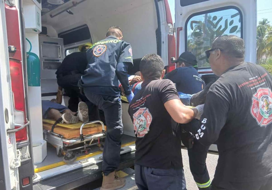 Un accidente automovilístico en el Viaducto Diamante, en Acapulco, dejó cinco turistas muertos y ocho heridos. Foto: Especial