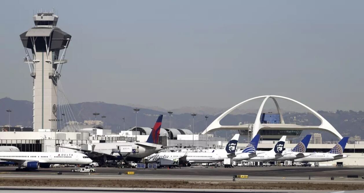 Aviones en la terminal del Aeropuerto Internacional de Los Ángeles. Foto: AP
