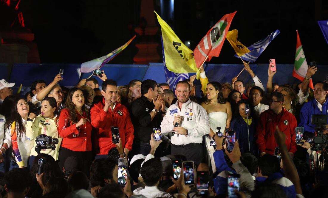 Cierre de campaña del candidato de la coalición Va X la CDMX, Santiago Taboada, en el Ángel de la Independencia.
Foto: Valente Rosa