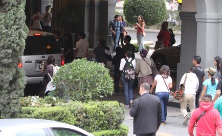 Fans esperan a Coldplay afuera de hotel