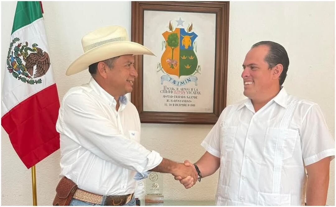 Pedro Couoh Suaste (derecha), hereda a Adrián Quiroz Osorio (izquierda), una deuda de 5 millones de pesos en el municipio de Tizimín, Yucatán (14/12/2024). Foto: Especial